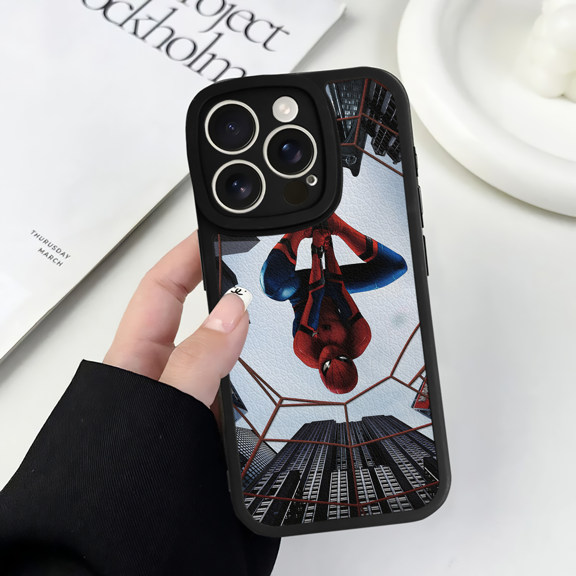 （画像用） アベンジャーズ The Avengers 【iPhone 16シリーズ対応】シリコンスマホケース（レザー調） 材質：シリコン